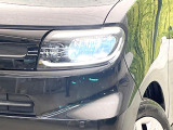 【LEDヘッドライト】悪天候や夜間走行時も良好な視界を確保し安心して運転できる高輝度LEDヘッドライトを装備!点灯速度が早く、消費電力も抑えられています。