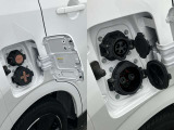 給電口は運転席側後方にあります。上が普通充電、下が急速充電です。