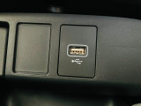 USBソケットがついていますのでコードを繋げばスマートフォンなどの充電が出来ます!オーディオソース USB 対応しております。