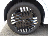 純正アルミホイール付きです。タイヤサイズは、205/50R17です。