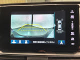 リバースギアに入れるだけで後方の表示へ切り替わります。夜間や雨の日の駐車も楽になりますよ。