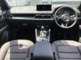 車内はすっきりとしたデザインで各操作スイッチなども使いやすいように設計されております。
