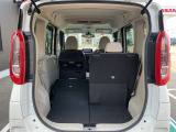 分割可倒式の後席シートは、レバーを引くだけで簡単にたたむことができます!乗車人数やお荷物の量・大きさに合わせてシートアレンジが可能でとっても便利ですよ◎