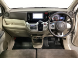 車内は光触媒抗菌消臭施工済です。インパネ周りはスタイリッシュなデザインです。グローブボックスやカップホルダーのほかにトレーなどたくさんの収納スペースが付いています。