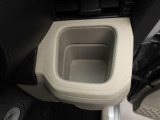 カップホルダーは運転席や助手席からちょうど手の届く位置です!!