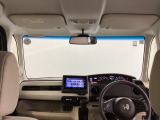 フロントガラスが大きく、ワイドな視界で運転もしやすくなるように設定されています。日差しをカットしながら、身だしなみもチェックできます。鏡付きサンバイザーで一石二鳥。