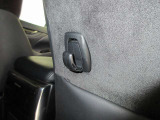 運転席シートバックには買い物袋等が掛けられる便利なフック