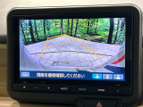 【バックカメラ】駐車時に後方がリアルタイム映像で確認できます。大型商業施設や立体駐車場での駐車時や、夜間のバック時に大活躍!運転スキルに関わらず、今や必須となった装備のひとつです!