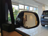 【ブラインドスポットモニター】車外の車をいち早く検知しドライバーに知らせるドライバーアシスト機能となっております。