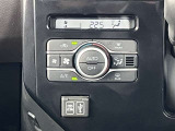 お好きな温度に設定すれば、四季を通していつも快適なオートエアコン付♪ 充電用USB端子付き。スマートフォンなどの充電に便利です。