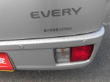 リヤバンパーに4つの超音波センサーを内蔵し、車両後方にある障害物を検知。透明なガラスなども検知でき、コンビニの駐車場などでの衝突回避をサポートします☆