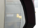 隣車線を走る車両をレーダーで検知し、ドアミラーでは確認しにくい後側方エリアに存在する車両に加え、急接近してくる車両も検知します。車両を検知するとドアミラーに搭載されたLEDインジケーターが点灯します。