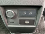 運転席には充電設備もあり、スマホの充電も気にすることなくお出かけできます!!