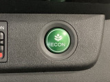 ECON モードをON にするとアクセルペダルの動きに対するエンジンの反応とエアコンの制御を切り換えることで、燃費のいい運転をするドライバーがペダルを踏んだ時と同じようにエンジンを制御します。