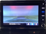 【バックカメラ】運転が苦手な方も車庫入れラクラクです!ギアをリバースに入れれば自動的に切り換わりますので、面倒な操作は不要です♪狭い駐車場もお車を傷つけず安心ですね!