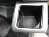カップホルダーは運転席や助手席からちょうど手の届く位置です!!
