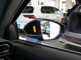 追い抜こうとするクルマが自分の死角にいる時など、システムが車線変更の際の危険を予測し、該当する側のエクステリアミラーに搭載されたLEDが点灯してドライバーに警告を発します。