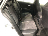 【後部座席】も当然、綺麗・清潔に仕上げております。内装の綺麗なお車は気持ちが良いですし、コンディションのいい車が多いです。これもオススメの1台です。