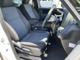 運転席まわりには十分なスペースがあり、大柄な方でもゆったり運転していただける環境です。
