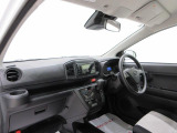 ダイハツのお店では、ダイハツ車を知り尽くしたプロフェッショナルが、専用の診断機器を使って各システムを点検しております。