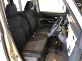 運転席の座面高さを調整できるシートリフターが付いています。フロントシートはベンチシートを採用で、座面も広く使い勝手もいいですよ♪