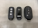 スマートキー付きですからドアロックの開閉およびエンジンスタートが楽々です。電動スライドドアの開け閉めもボタンで操作できます。加えて、純正リモコンエンジンスターター用の操作キーもついています。