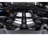 6.75L V型12気筒DOHCツインターボ、571ps/86.7kgm、速く走る為ではなく「オトナの余裕」を醸し出すV12です。