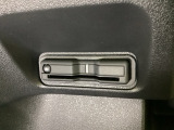 ハンドルの左下にETCがついています。高速道路の料金所の通過も楽々です。 カードの取り出しもしやすい場所についています。