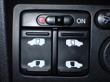 運転席からもスライドドアをボタン操作でスピーディーに開閉できます!またスマートキーでも操作できるので便利です。