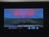 【バックカメラ】運転が苦手な方も車庫入れラクラクです!ギアをリバースに入れれば自動的に切り換わりますので、面倒な操作は不要です♪狭い駐車場もお車を傷つけず安心ですね!