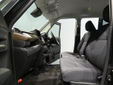【くつろげるフロントシート】ベンチシートを採用しており運転席と助手席の間の移動もスムーズに行えます。シートの厚みもしっかりしており長時間の運転でも快適です。