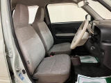 見た目はコンパクトですが広い運転席ですよ!!