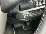 【 クルーズコントロール 】高速道路で便利なクルーズコントロールも装着済み。アクセルを離しても一定速度で走行ができる装備です。加速減速もスイッチ操作でOKです。