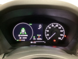 ハイブリット車専用のメーターです。右側の大型スピードメーターに加え、ステアリングスイッチを使って左のマルチインフォメーション・ディスプレイで燃費や動力伝達などの情報が見れるようになっています。