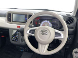 運転席まわりです。 各操作スイッチは使いやすい位置に配置されてます。