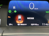 パーキングセンサーシステムは走行中に障害物が迫ると音と表示でお知らせ、低速走行時時の安心感を高めます