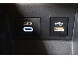 データ通信/給電用と、給電用(Type-C)のUSBポートも装備されています。車内にあると便利なアイテムですね!