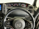 ステアリング右手側に安全運転支援機能のホンダセンシングをコントロールするスイッチ、左手側にオーディオ関連のコントロールスイッチを配置、視線を逸らすことなく運転に集中できます
