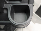 カップホルダーは運転席や助手席からちょうど手の届く位置です!!
