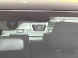 【アイサイトVer2】前方の車両等を検知し、衝突しそうな時は警報で注意を促し、ブレーキを踏む力をサポート。ブレーキを踏めなかった場合は衝突被害軽減ブレーキが作動、衝突回避をサポートします。