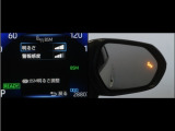 隣車線を走る車両をレーダーで検知し、ドアミラーでは確認しにくい後側方エリアに存在する車両に加え、急接近してくる車両も検知します。車両を検知するとドアミラーに搭載されたLEDインジケーターが点灯します。