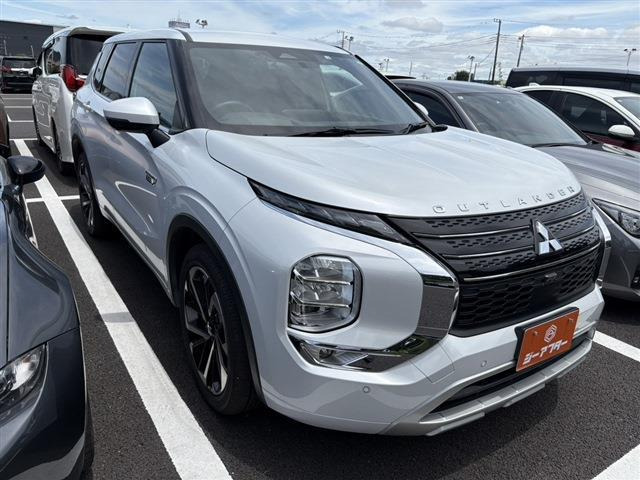 アウトランダー PHEV 2.4 P 4WD 禁煙車 BOSEサウンド 黒革シート