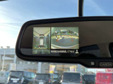 車両を上から見ているようなアラウンドビューモニターの映像をルームミラーに映し出してくれるので、小さなお子様や障害物も確認できます。運転のしやすさはもちろん、事故防止にも役立ちます!