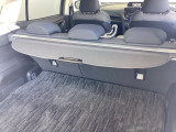 【トノカバー】荷室(トランク)に取り付けられる「目隠しカバー」です。外から荷物が見えないようにし、プライバシーの保護や防犯の役割を果たします。