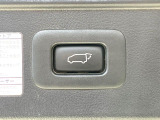 【パワーバックドア】スマートキーや運転席のボタンを押すだけでリアゲートが自動で開閉します!荷物を持っている時や、高い位置にあるバックドアを閉める際に便利な機能です♪