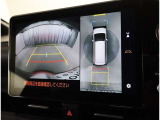 パノラミックビューモニター付きです。車両を上から見たような映像をディスプレイオーディオ画面に表示。運転席からの目視だけでは見にくい、車両周辺の状況をリアルタイムでしっかり確認できます。