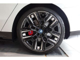 【BMWアロイホイール】軽量かつ強度に拘ったアロイホイール。走行性能ポテンシャルを引き出す設計。タイヤのサイドウォールが強化されたランフラットタイヤは、パンク時にタイヤがつぶれてもリムから外れません。