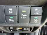 パーキングセンサーや横滑りを防ぐVSA等のスイッチ類は運転席の右側、手の届きやすい位置にあります。