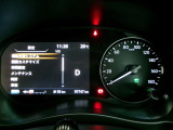 右側に大きく見やすいスピードメーター左側ディスプレイには運転支援システム等を表示
