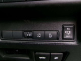 運転席からオートスライドドアの操作ができます。